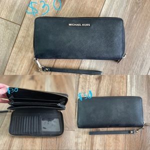 Michael kors wristlet wallet
